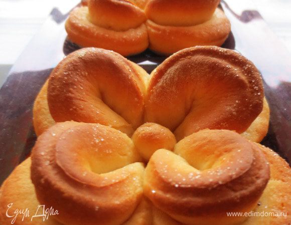 Накрыть изделия пленкой и оставить в теплом месте на 15 минут. Выпекать при температуре 180–190°C 15–20 минут.