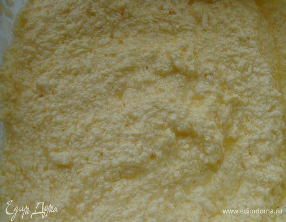 Масло растереть с сахаром в отдельной посуде. Добавить яйцо, перемешать.