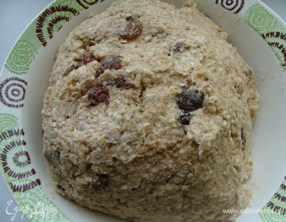 Соединить мучную и масляную смеси, быстро замесить тесто.