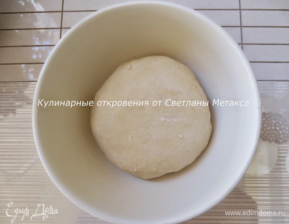 Сливочное масло растопить, остудить. Далее добавляем в опару все составляющие для теста: масло, яйцо, постепенно просеянную муку с солью. Замешиваем мягкое тесто.