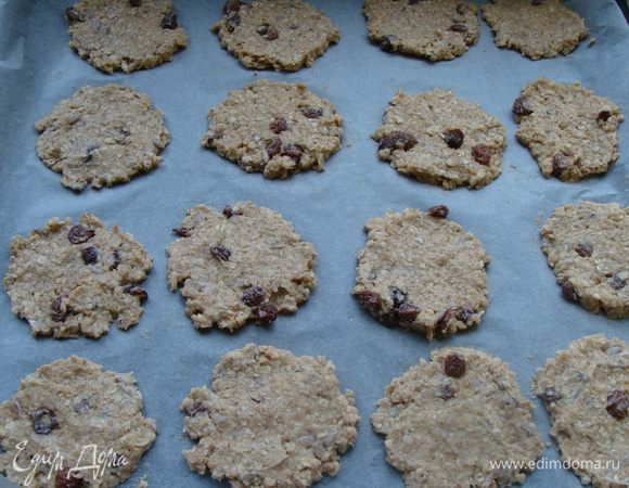 Духовку разогреваем до 180 гр. На противень, застеленный пергаментом, выкладываем чайной ложкой шарики и формируем плоское печенье.