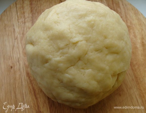 Муку просеять. Добавить соль, сахар, размягченное масло, яйца, сметану. Замесить тесто, которое не липнет к рукам. Вымешать его нужно хорошо, до однородности, накрыть тарелкой и положить в холодильник на 1 час.