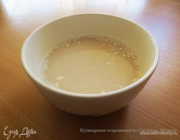 Распустить дрожжи, смешав их с теплым кефиром, теплой водой, сахаром и мукой. Перемешать, накрыть и оставить на 10-15 минут.