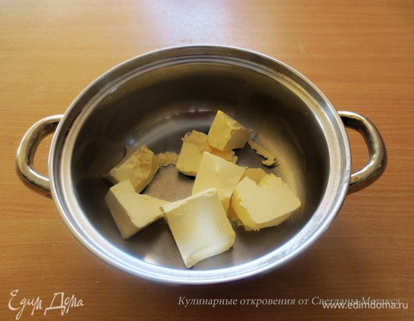 Масло порезать на кусочки, положить в маленькую кастрюлю и растопить.