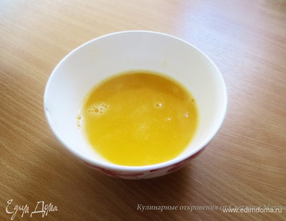 Масло оставить остыть до теплого состояния.