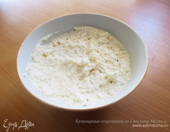 Пока тесто стоит, готовим начинку. Для этого творог раскрошим в миску, добавим йогурт и сахар, перемешаем. Яйцо в начинку не добавляла.