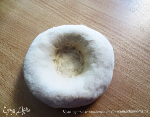 Готовое тесто разделить на 10 одинаковых частей. Скатать колобки, затем колобки придавить рукой, в середине сделать выемку.