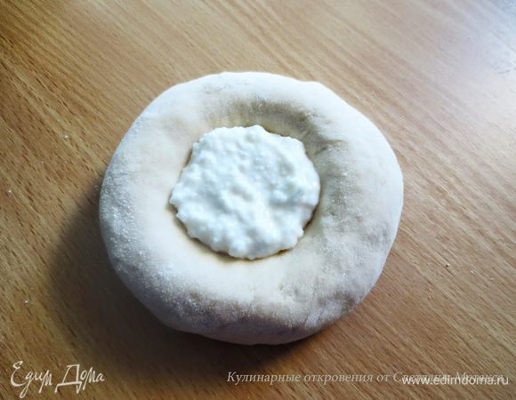 Положить в углубление начинку (1.5 ст. л.).
Противень застелить бумагой для выпечки и положить булочки. Оставить на 10-15 минут. После чего можно выпекать. Выпекаем при температуре 190-200 градусов 25 минут.