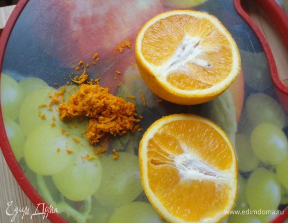 Снять цедру с апельсина и отжать сок.