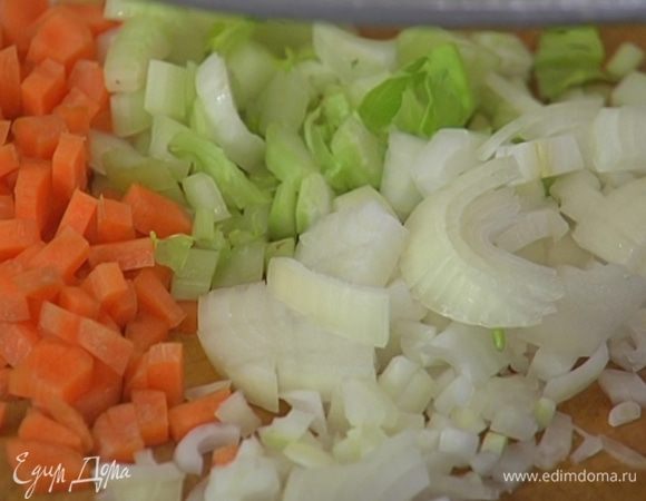 Морковь и лук почистить и нарезать небольшими кубиками.