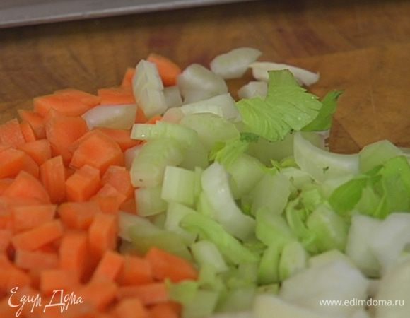 Стебель сельдерея нарезать небольшими кусочками.