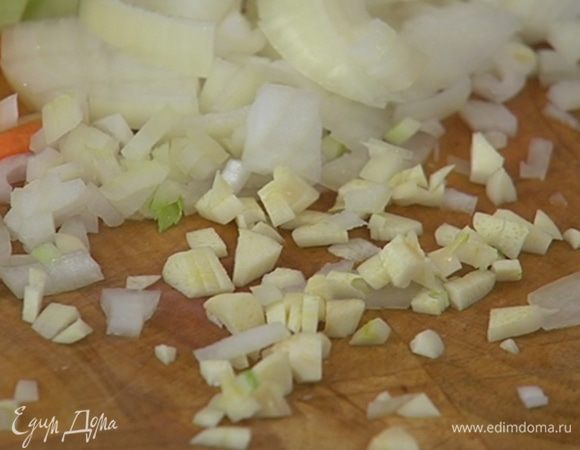 Чеснок почистить и мелко порубить.