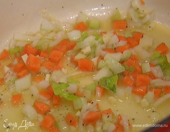 В тяжелую кастрюлю поместить оливковое и сливочное масло, выложить подготовленные овощи, посолить, поперчить, все перемешать и обжарить.