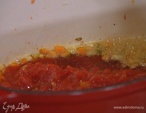 Когда лук станет золотистым, добавить помидоры в собственном соку, томатную пасту и молотый перец чили, все перемешать и прогревать пару минут.