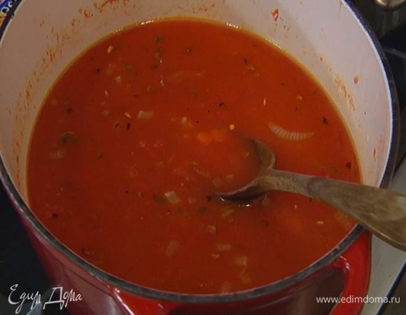 Рис всыпать к овощам с помидорами, перемешать и залить горячим овощным бульоном.