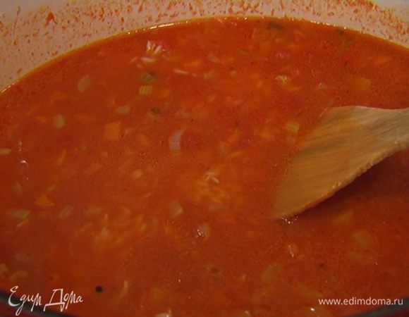 Когда суп закипит, добавить бальзамический и винный уксус, сахар, еще немного посолить и, не закрывая крышкой, варить суп до готовности риса минут 12–15, доливая по мере необходимости бульон.