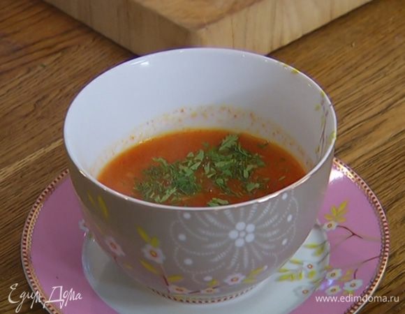 Кинзу и укроп мелко порубить и посыпать готовый суп.