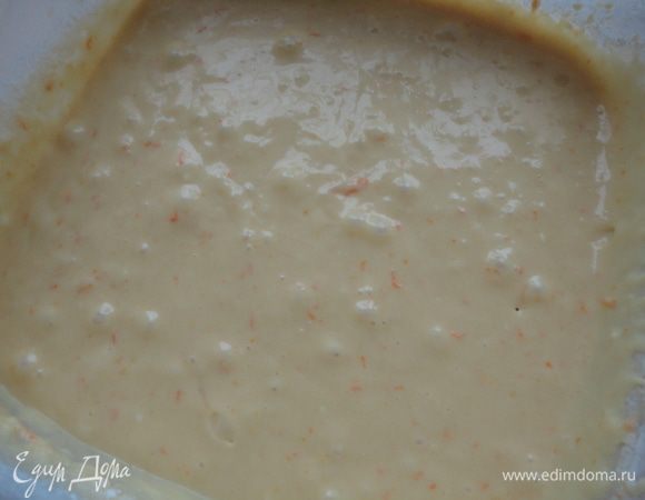 Яйца взбить венчиком с сахаром. 
В несколько этапов добавить:
сок, молоко, растопленное масло, цедру, муку и разрыхлитель.
Тесто должно быть консистенции густой сметаны.