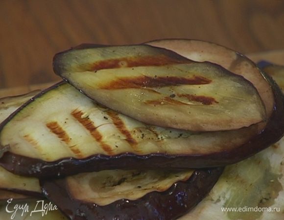 Разогреть сковороду-гриль и обжарить баклажаны с обеих сторон.