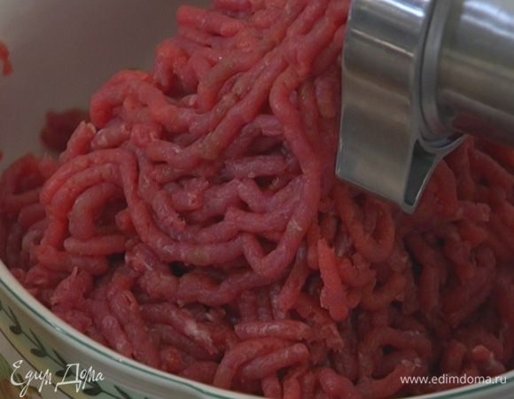 Говядину измельчить в мясорубке.