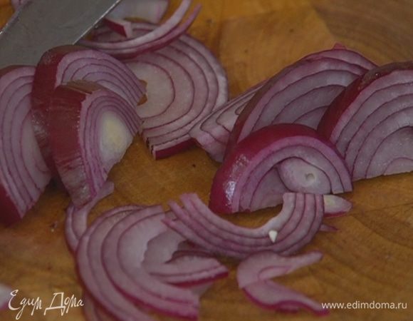 Лук почистить и нарезать полукольцами.