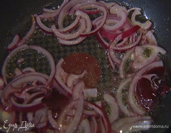 Разогреть в сковороде сливочное и оставшееся оливковое масло и обжарить лук до золотистого цвета.