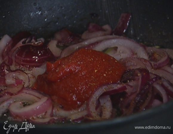 Добавить томатную пасту, молотый перец чили, посолить, поперчить и перемешать.