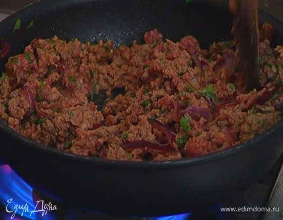 Выложить в сковороду с луком измельченное мясо, петрушку, зиру, семена фенхеля, все перемешать и обжарить, так чтобы фарш посветлел, затем переложить его в другую посуду.