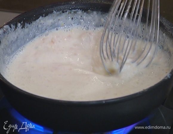 Приготовить соус: в сковороду, где жарился фарш, всыпать муку и мускатный орех и обжарить до золотистого цвета. Помешивая венчиком, влить молоко и довести массу до кипения, затем снять с огня, перелить в другую посуду, добавить пармезан и перемешать.