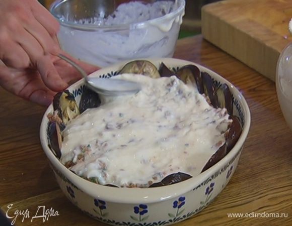 В жаропрочную керамическую форму выложить в один слой обжаренные полоски баклажанов, так чтобы получились бортики, затем разложить мясной фарш и равномерно залить его сырным соусом.