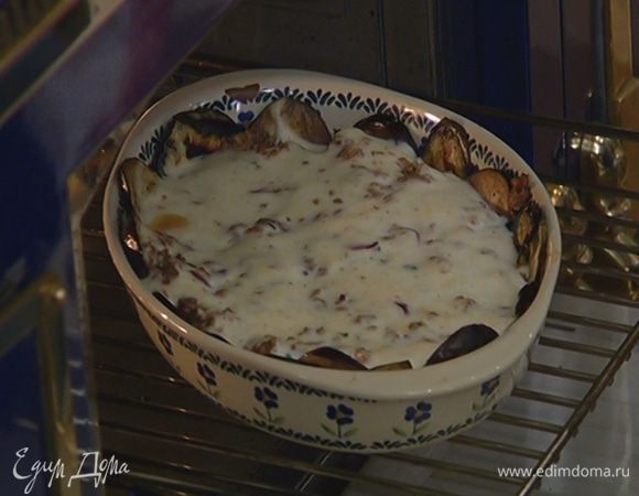 Выпекать в разогретой духовке 25–30 минут. Готовую мусаку украсить листьями мяты.