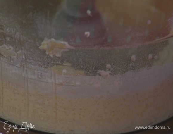 В чаше комбайна соединить 85 г предварительно размягченного сливочного масла и сахар, все взбить.