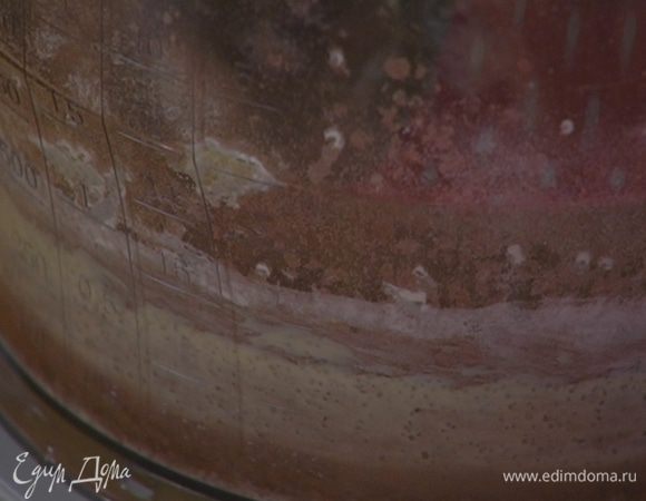 Когда масса посветлеет, добавить 1 ст. ложку муки, желток и взбить еще немного.