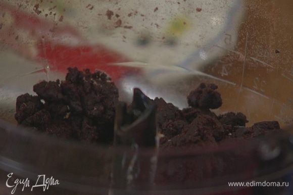 Какао перемешать с оставшейся мукой и, непрерывно взбивая, по одной ложке добавлять в комбайн. Если понадобится, влить 2–3 ст. ложки ледяной воды.
