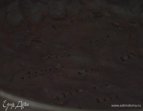 Часто наколоть корж вилкой и отправить в морозилку на 15–20 минут.