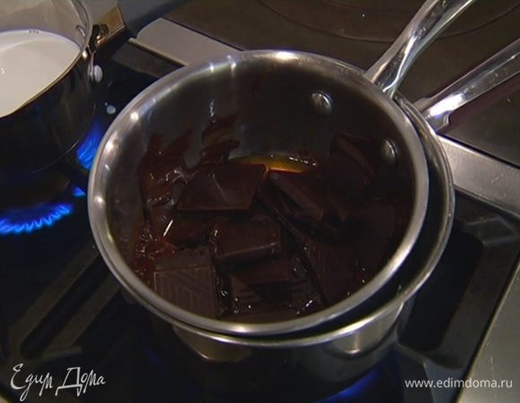 Приготовить крем: шоколад поломать небольшими кусочками и вместе с ромом растопить на водяной бане.