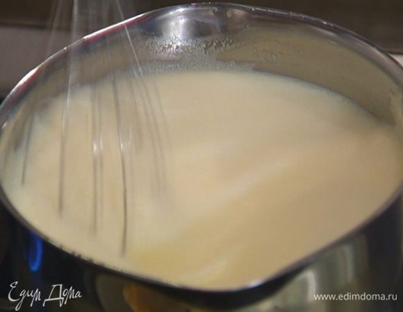 Яйца слегка взбить блендером с насадкой-венчиком и ввести в разогретое молоко, непрерывно перемешивая венчиком.