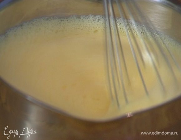 Вернуть кастрюлю с молочно-яичной массой на медленный огонь, и, постоянно помешивая, прогревать 3–5 минут. Затем снять кастрюлю с огня и продолжать еще некоторое время перемешивать, чтобы яйца не свернулись.