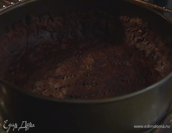 Охлажденный корж накрыть пищевой бумагой, насыпать сверху горох или любую крупу и отправить в разогретую духовку на 15 минут, затем горох удалить и выпекать корж еще 3–5 минут.