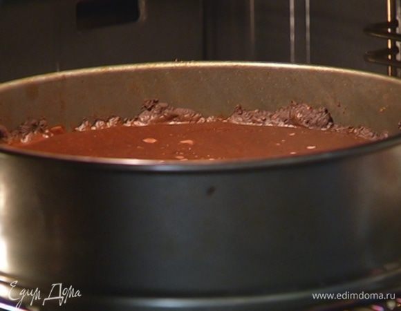 Понизить температуру в духовке до 150°С и выпекать тарт 20–25 минут, затем оставить его в выключенной духовке еще на 20 минут.