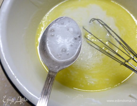 Начинаем готовить тесто для коржей. В миске смешиваем сметану (у меня 15%) с сахаром - взбиваем венчиком, добавдяем растопленное сливочное масло и соду, погашенную уксусом. Перемешиваем.