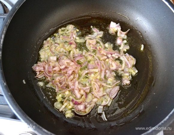 Лук-шалот мелко нарезать. В глубокой сковороде разогреть 30 г сливочного масла и потушить лук до размягчения, не зажаривать. 