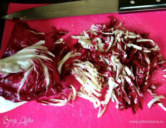 Тем временем на сухой сковороде слегка обжарить фундук. Затем переложить и слегка порубить ножом. Листья радиккио нарезать тонкими полосочками.