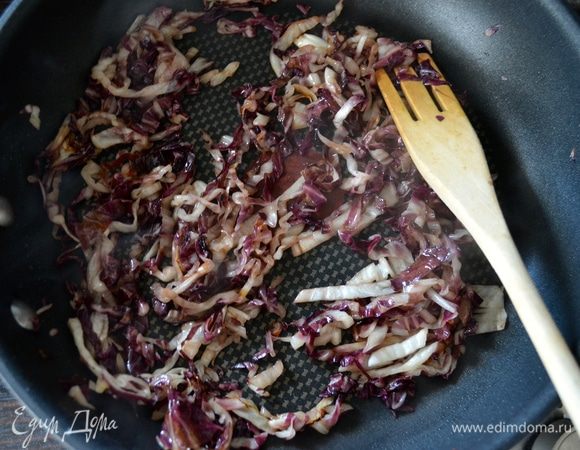 На сковороде, где обжаривался фундук, разогреть 2 ст.л. оливкового масла и положить нарезанный радиккио. Обжарить, помешивая, буквально пару минут!