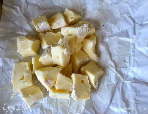 Сыр камамбер освободить от корочки из плесени и нарезать небольшими кусочками. 