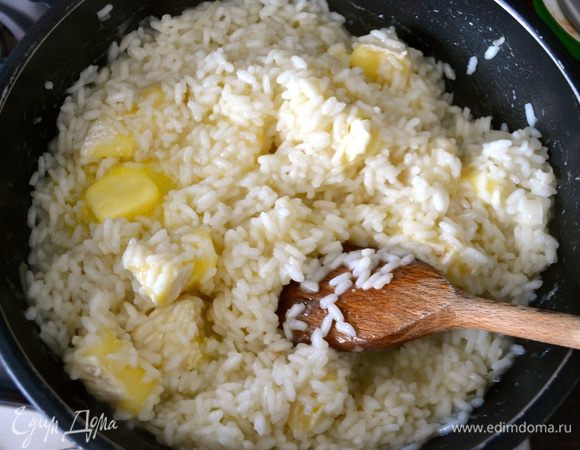 В готовое ризотто добавить оставшееся масло (30 г) и весь сыр. Перемешать, пока масло и сыр не расплавятся, и снять ризотто с огня.