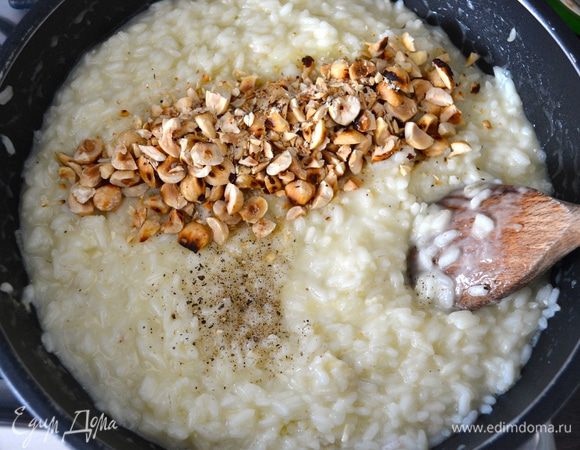 Всыпать фундук (можно оставить буквально пару столовых ложек для украшения) и добавить черный перец. Перемешать. 