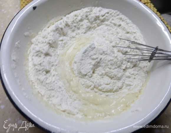 Добавляем муку и замешиваем тесто.