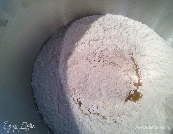 Все ингредиенты поместить в чашу комбайна (водичку возьмите тёпленькую).