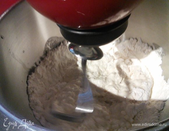 Вымешивать в течении 15 мин на маленькой скорости, затем увеличить скорость до средней и вымешивать еще 3-4 мин. 